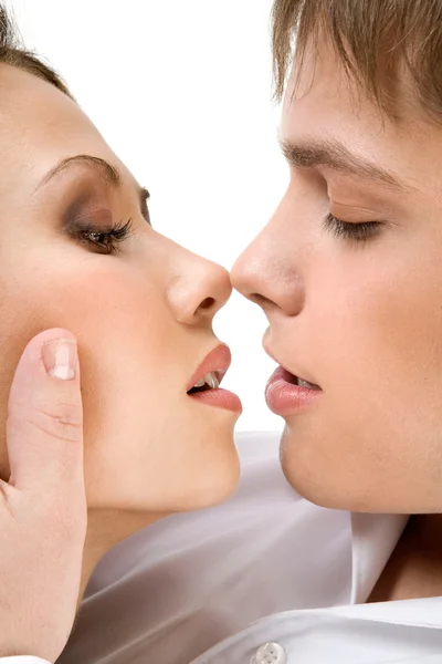 Vackra kyssas unga Coupl närbild — Stockfoto