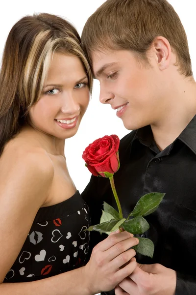 Feliz joven pareja y rosa roja — Foto de Stock