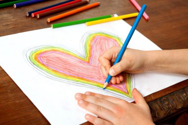 Çocuğun elleri bir kalp çizim olduğunu.