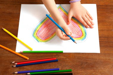 Çocuğun elleri bir kalp çizim olduğunu.