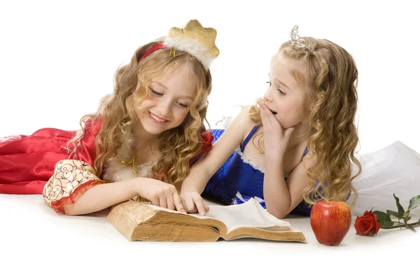 Δύο ευτυχισμένη μικρές πριγκήπισσες διαβάζοντας ένα μαγικό βιβλίο — Φωτογραφία Αρχείου