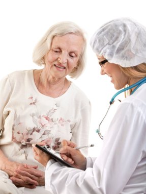 kadın doktor kıdemli hastayla konuşuyor