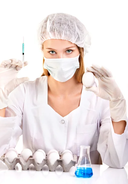 Woman Scientist Preparing a Vaccine Using a Syringe and an Egg — Stock Photo, Image