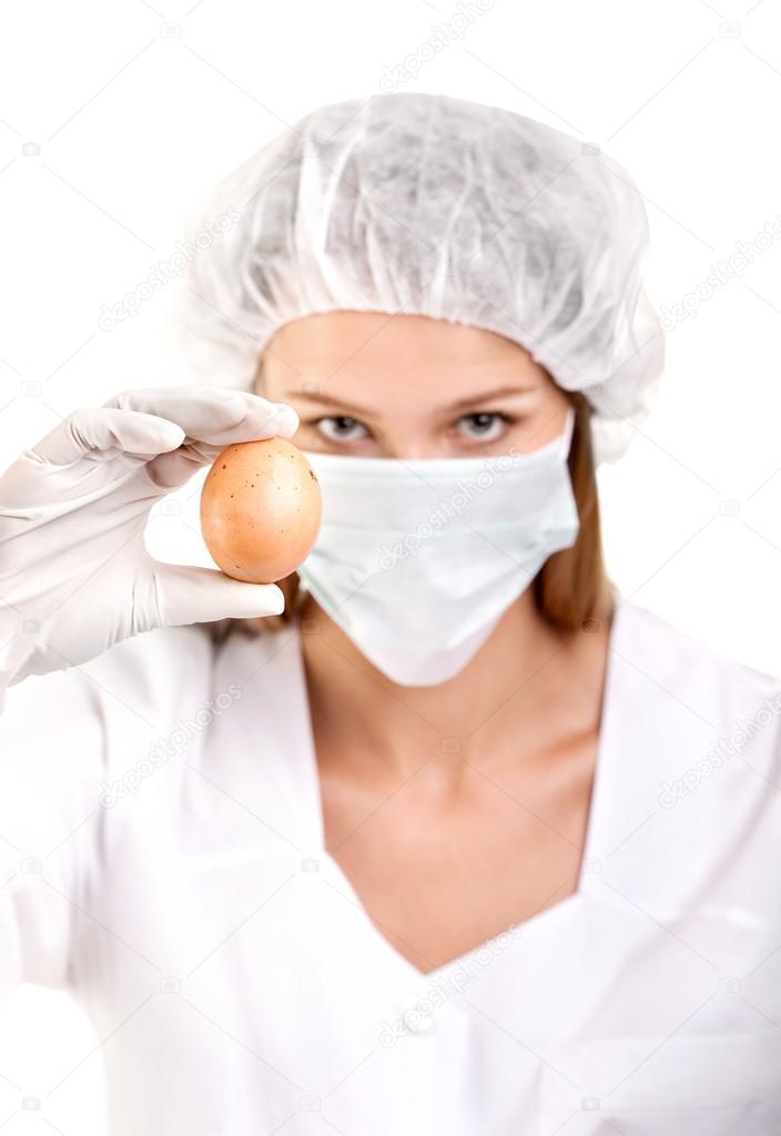 лаборант с яйцом