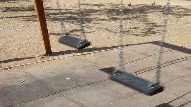 sallanan boş salıncaklar