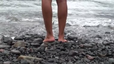 Adam bir taş sahilde duran