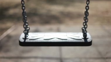 boş salıncak sallanan