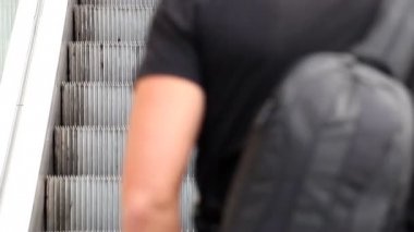 Yürüyen merdiven üzerinde gidiş sona çocuk