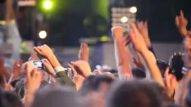 Eller alkışlar kalabalık