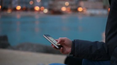 Fotoğraf üstünde smartphone görünen adam