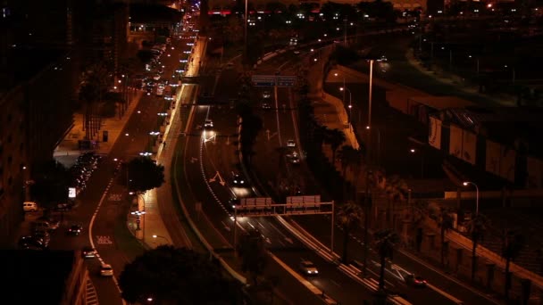 Verkehr in der Stadt in der Nacht — Stockvideo