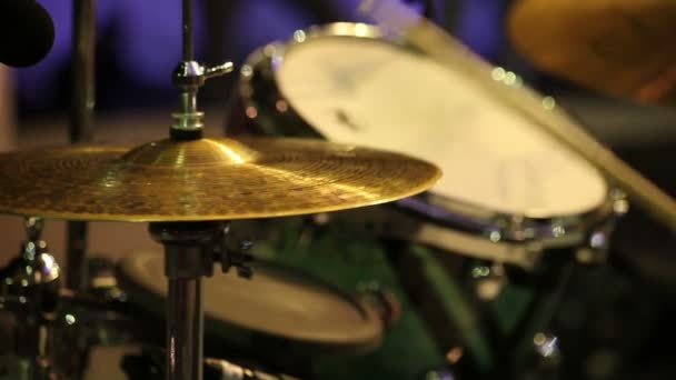 Руки играют на барабанах — стоковое видео