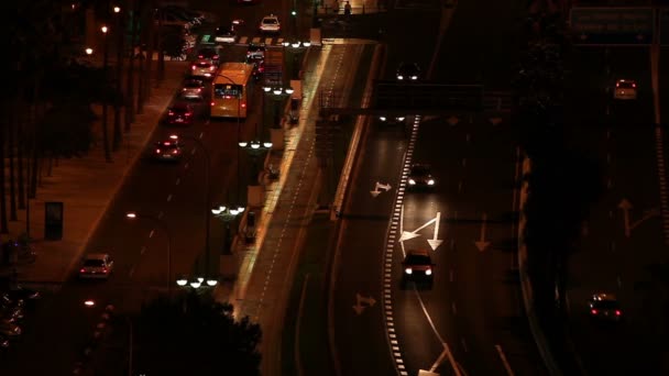 Verkehr in der Stadt in der Nacht — Stockvideo