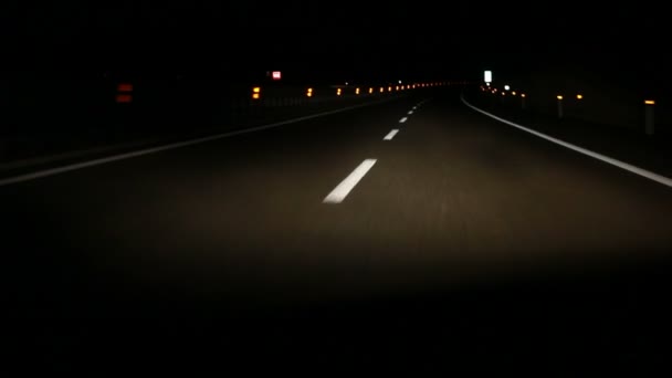 Nachts auf der Autobahn fahren — Stockvideo