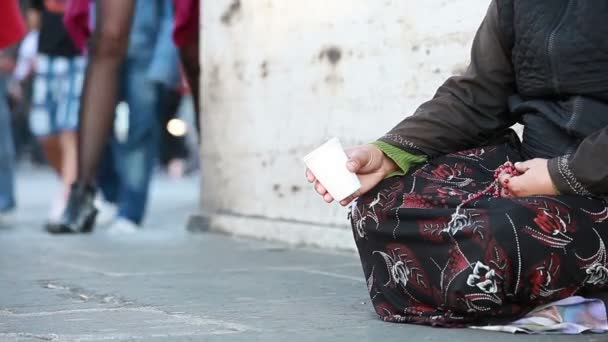 Vrouw dakloze bedelen — Stockvideo
