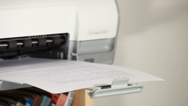 Принтер печатает документы — стоковое видео