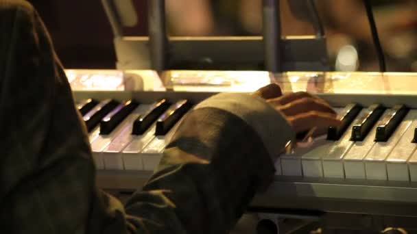 Man spelar på piano — Stockvideo