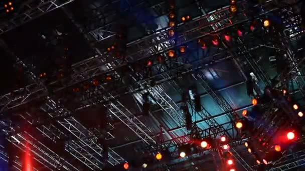Lichtanlage auf der Bühne — Stockvideo
