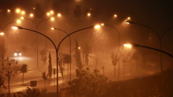 La fuerte caída de la lluvia en la oscuridad — Vídeos de Stock