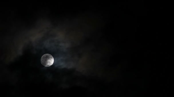 Luna llena en el cielo nublado — Vídeos de Stock