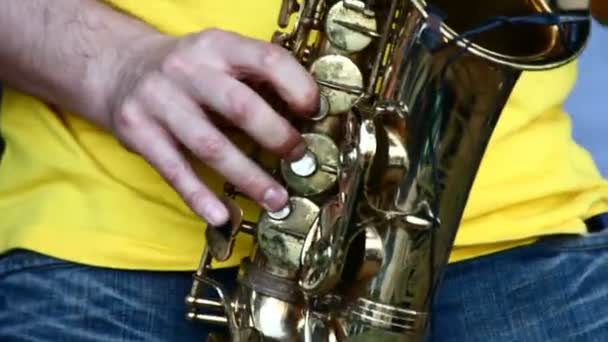 Homme jouant sur saxophone — Video