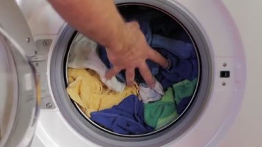 Temiz giysiler kaldırma