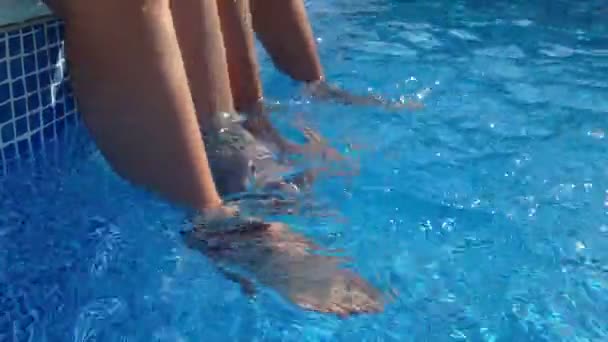 Piedi in piscina — Video Stock