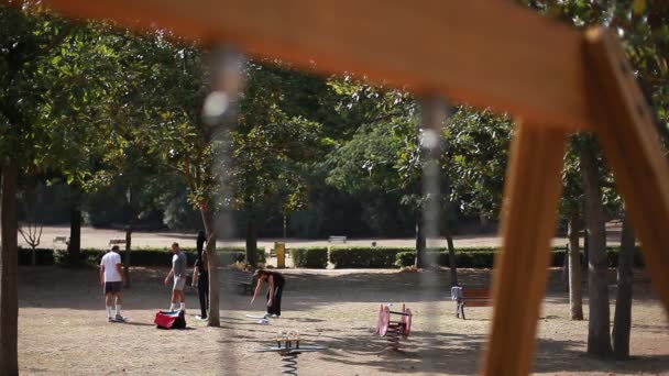 Lidé v parku Villa Ada — Stock video