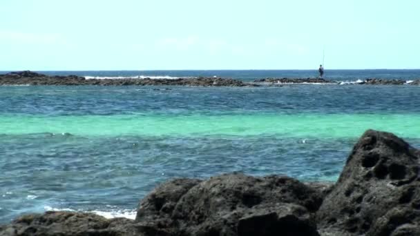 Pescador pesca no mar — Vídeo de Stock