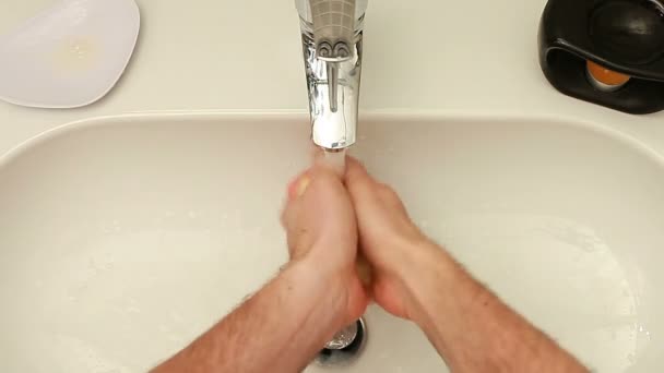 Мытье рук с мылом — стоковое видео