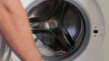 Kirli giysilerini yerleştirme