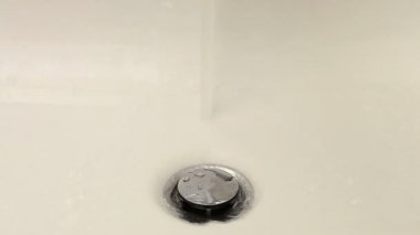 Su damlaları ile lavabo