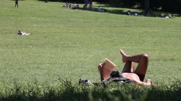 Gente en el parque — Vídeos de Stock