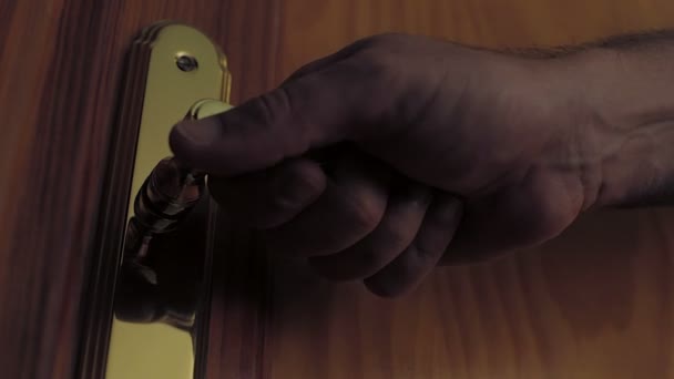 Männerhand öffnet die Tür — Stockvideo