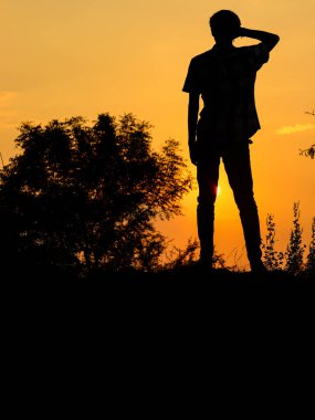 Siyah insan silueti, insanoğlu güneşin doğuşuna bakıyor ve huzuru hissediyor..