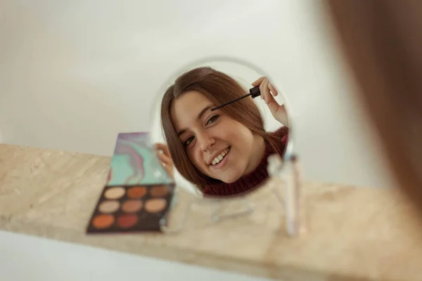 Pretty Young Woman Putting Makeup Front Mirror Young Brown Hair — Stock Photo, Image