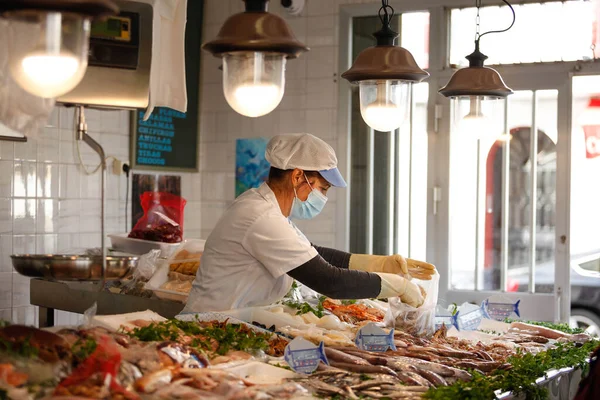 Retrato Trabajo Pescadero Con Trabajadores Tres Mujeres Asistiendo Público Venta — Foto de Stock