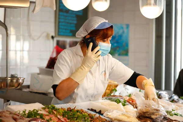 Retrato Trabajo Pescadero Con Trabajadores Tres Mujeres Asistiendo Público Venta —  Fotos de Stock