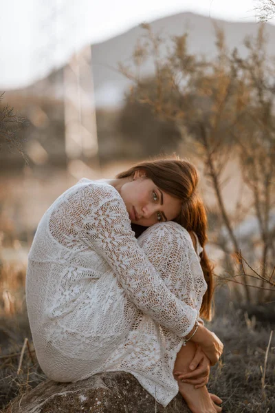 Portrait Une Femme Robe Blanche Sur Fond Blanc Dans Nature — Photo