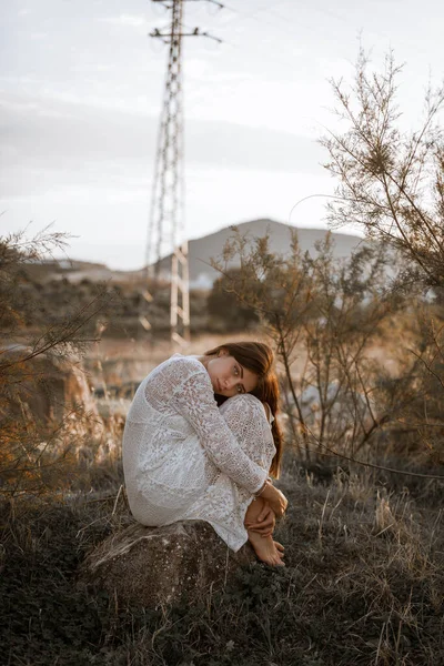 Portret Van Een Vrouw Witte Jurk Witte Achtergrond Natuur Model — Stockfoto