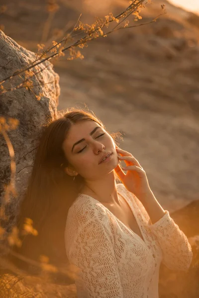 Portrait Une Femme Robe Blanche Sur Fond Blanc Dans Nature — Photo