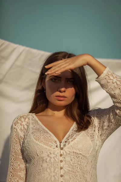 Beyaz arka planda ve doğada beyaz elbiseli bir kadının portresi. Bir buket çiçek tutan manken. Beyaz arkaplanda bir modelin portresi