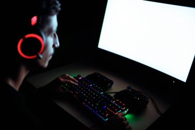 Renkli ışıkları olan oyun bilgisayarı olan çocuk