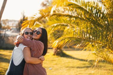 Sahadaki bir grup arkadaşın portresi. Bir grup mutlu ve gülen arkadaş