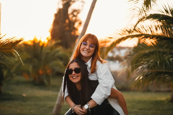 Gruppe Glücklicher Freunde Der Natur Gruppe Von Freunden Lacht Und — Stockfoto