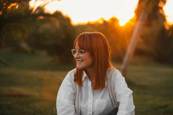 Portret Rudej Kobiety Piegach Okularach Ruda Kobieta Naturze Szczęśliwa Kobieta — Zdjęcie stockowe