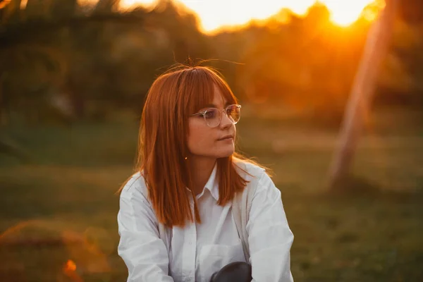 Portret Rudej Kobiety Piegach Okularach Ruda Kobieta Naturze Szczęśliwa Kobieta — Zdjęcie stockowe