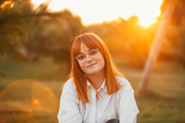 Portret Rudej Kobiety Piegach Okularach Ruda Kobieta Naturze Szczęśliwa Kobieta — Zdjęcie stockowe