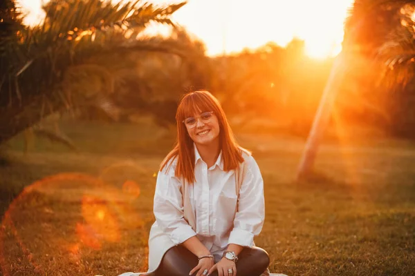 Portrait Une Femme Rousse Avec Des Taches Rousseur Des Lunettes — Photo