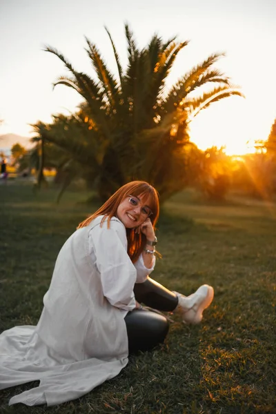 Portret Van Een Roodharige Vrouw Met Sproeten Glazen Roodharige Vrouw — Stockfoto